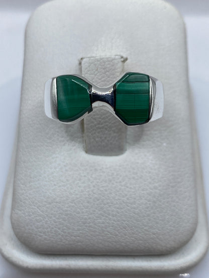 Anillo de plata .925 con malaquita verde engastada en forma de arco, vista frontal