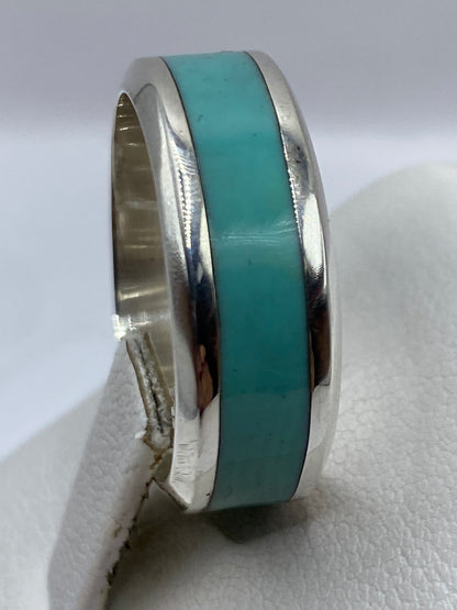 Anillo en la mano mostrando el color azul cielo de la turquesa sobre piel