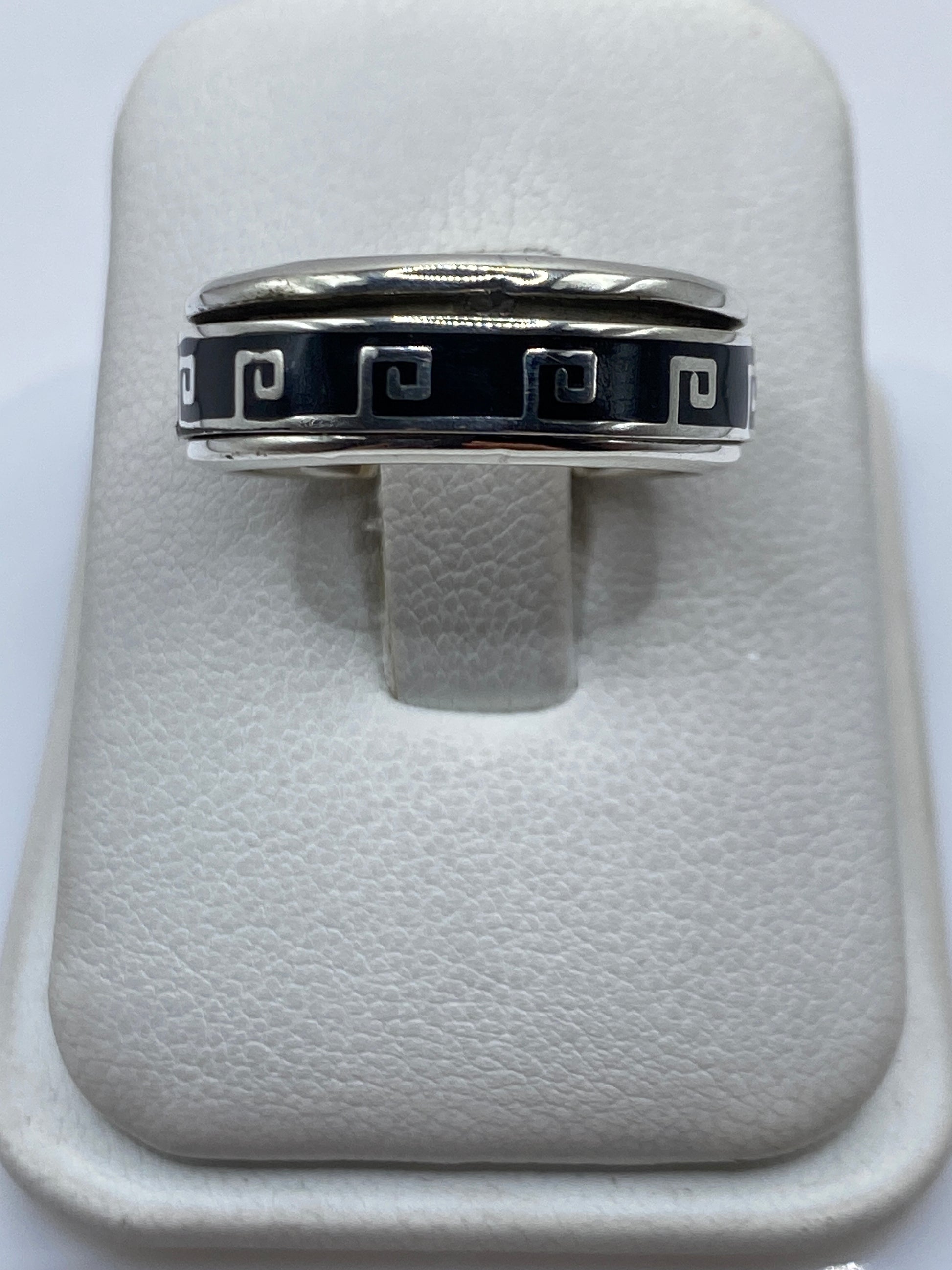 Anillo de plata .925 con grecas prehispánicas en relieve, talla 8