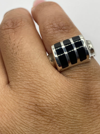 Anillo sobre fondo blanco con el ónix pulido reflejando la luz