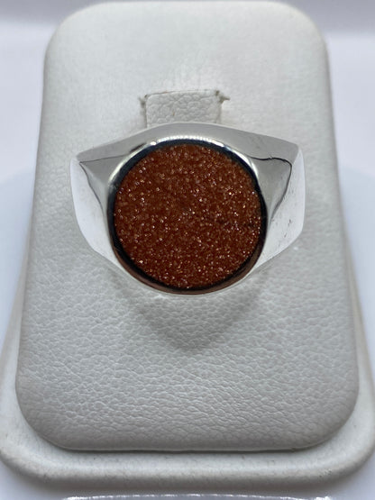 Anillo de plata .925 con piedra engastada en bisel, vista superior en estuche blanco