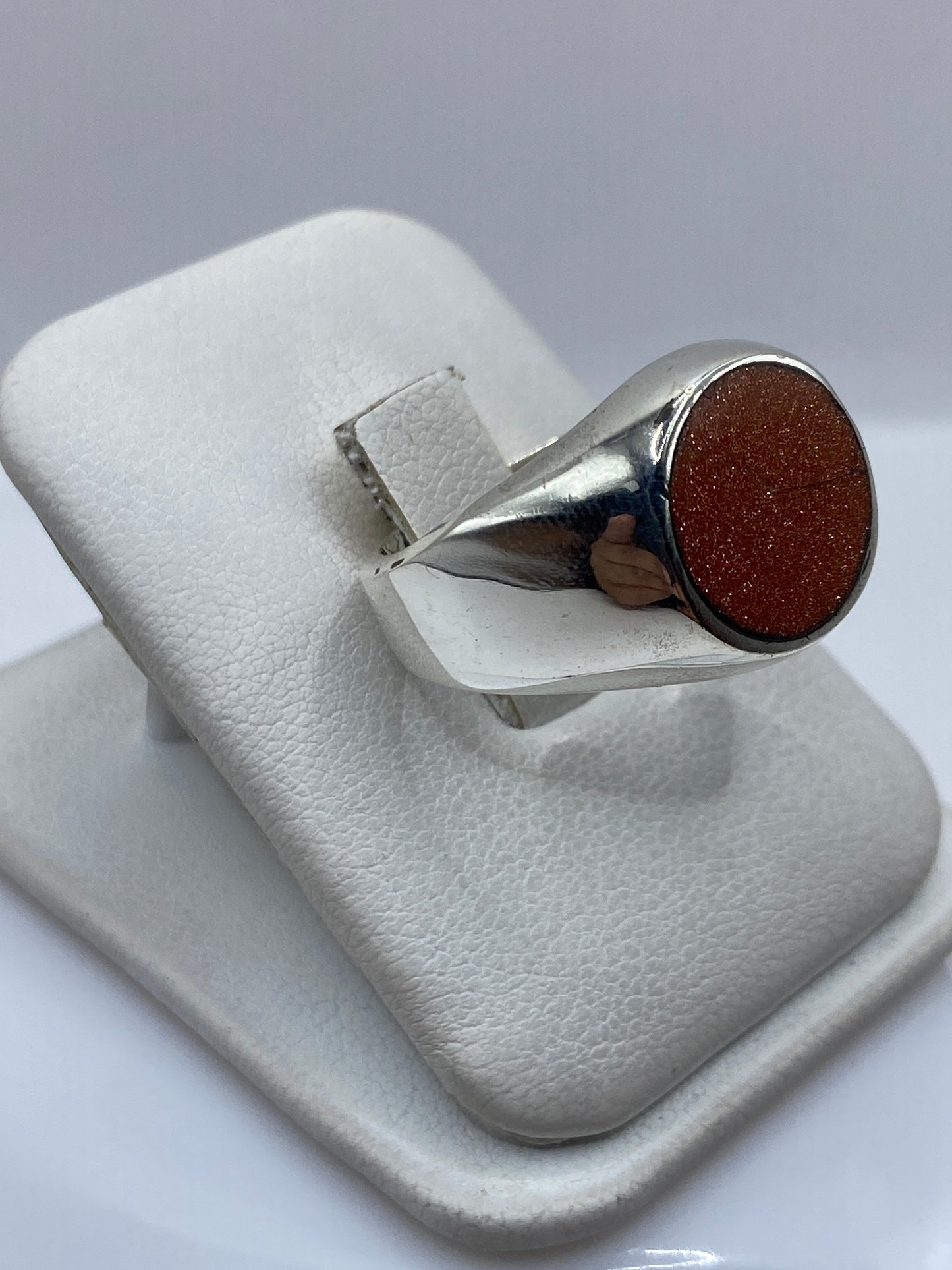 Anillo unisex de Taxco en plata maciza, 17 gramos, mostrado de costado