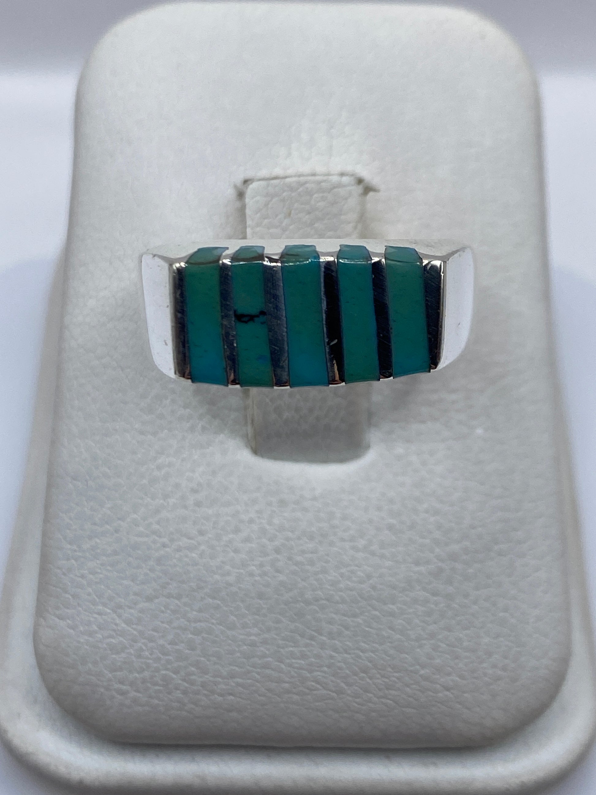 Anillo de plata .925 con turquesa azul cielo en tira de cinco piedras, vista frontal