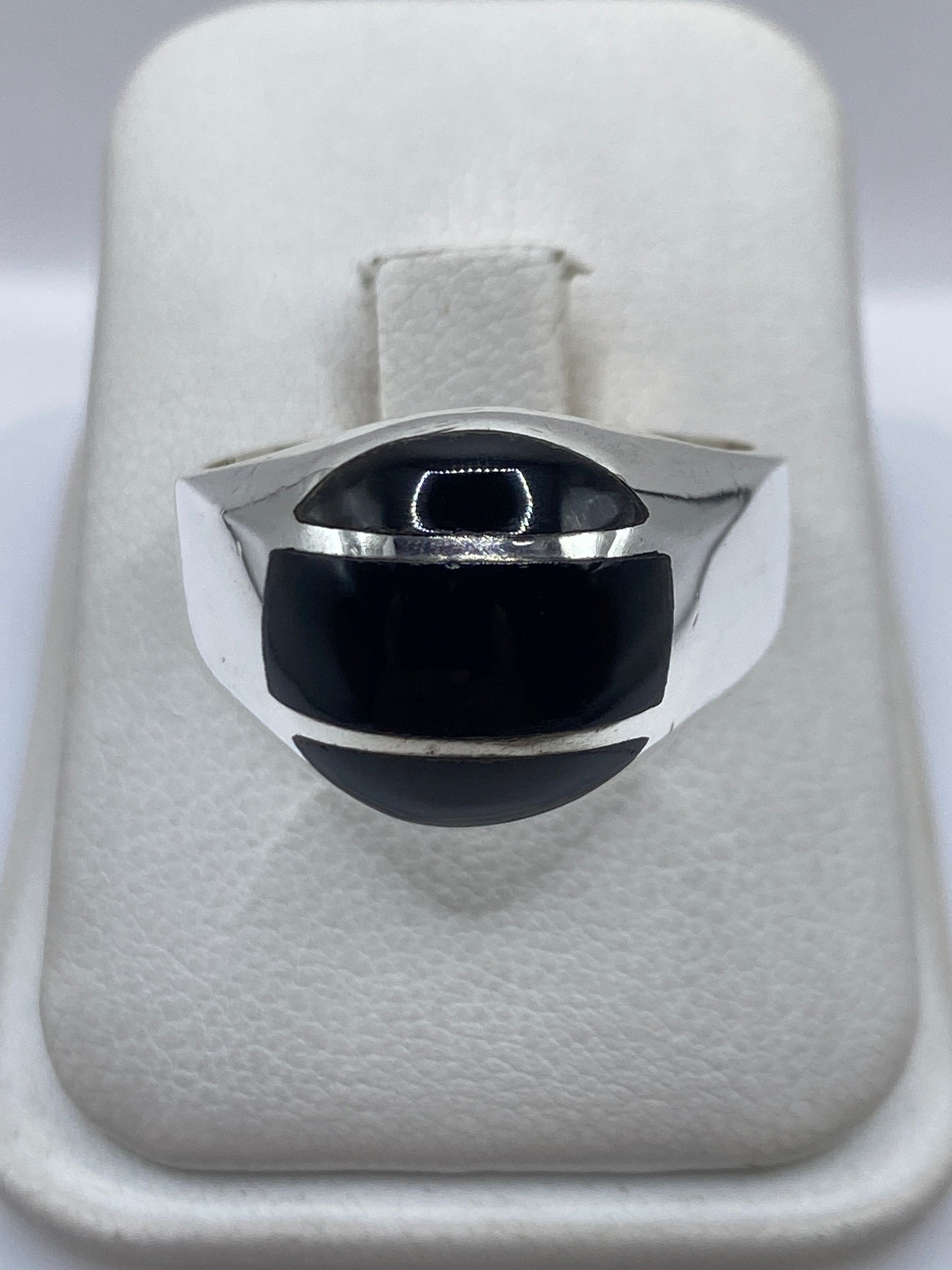 Anillo de plata .925 con ónix negro engastado, vista frontal en estuche blanco