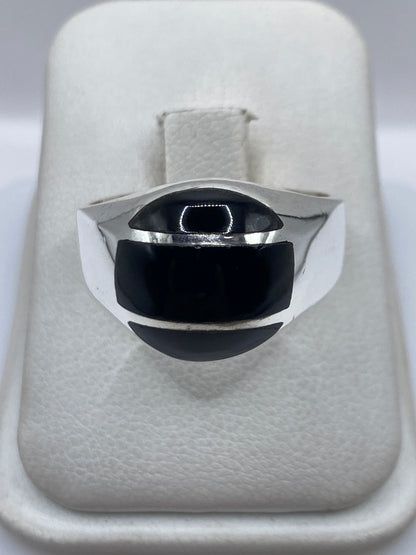 Anillo de plata .925 con ónix negro engastado, vista frontal en estuche blanco