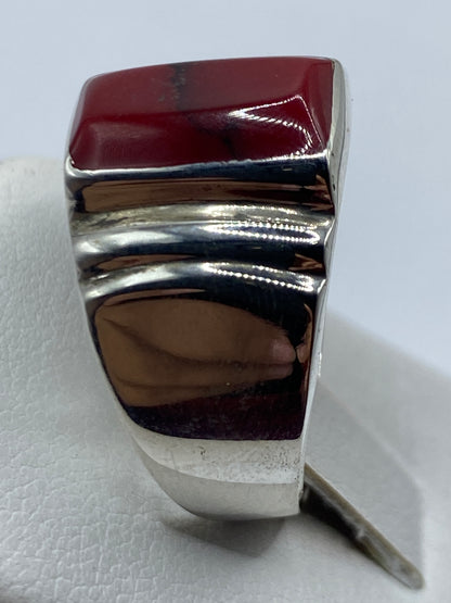 Anillo en dedo mostrando presencia escultural del coral rojo en plata .925