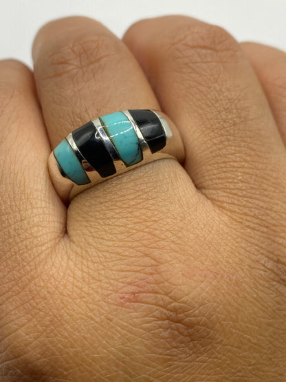Anillo completo sobre fondo neutro, mostrando el volumen de la piedra