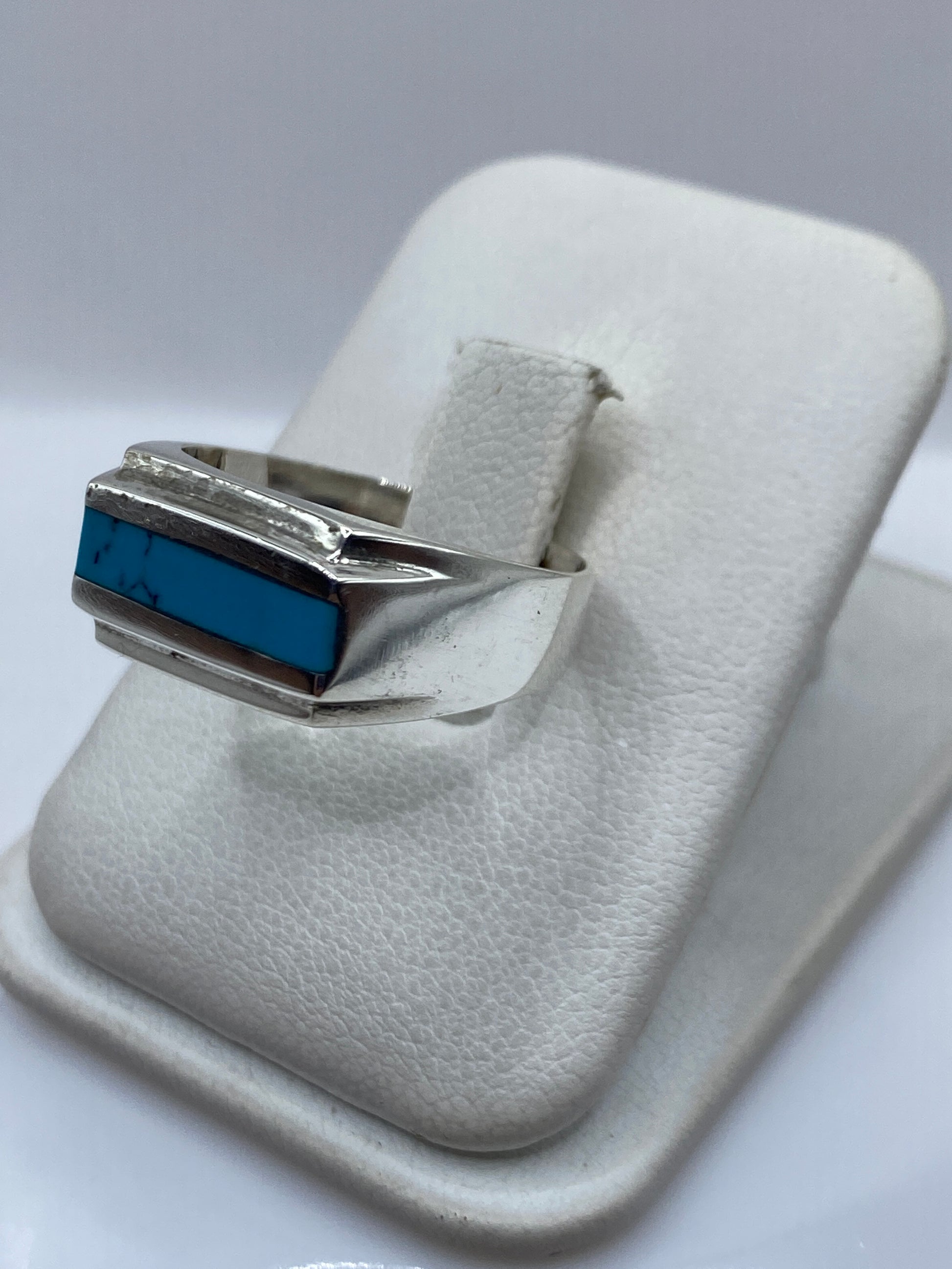 Anillo en talla 9 llevado en dedo, mostrando el engaste de turquesa azul cielo