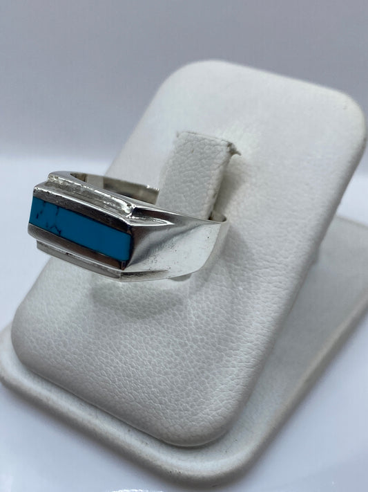Anillo en talla 9 llevado en dedo, mostrando el engaste de turquesa azul cielo