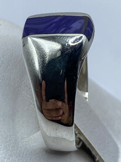 Detalle de la piedra morada pulida con brillo espejo en el anillo de plata
