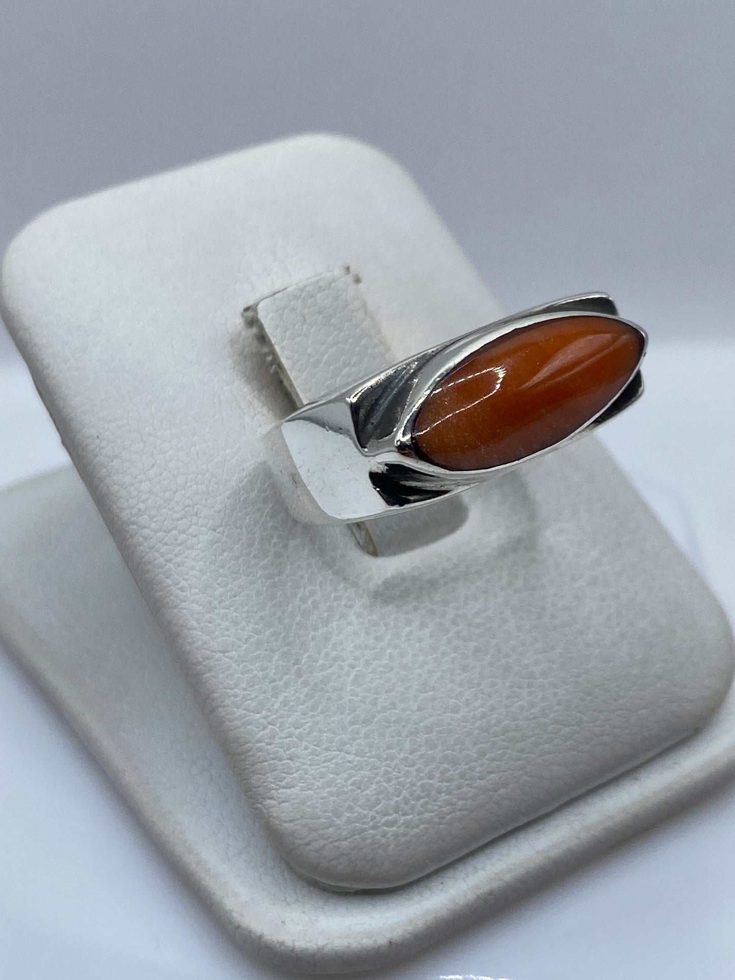 Vista frontal del anillo de plata con piedra, mostrando el engaste a mano
