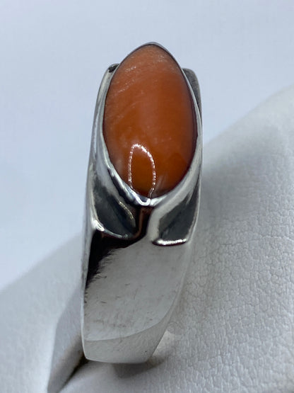 Detalle del engaste de la piedra en plata pulida