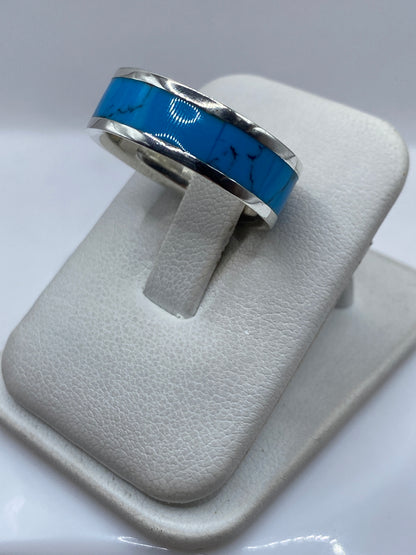 Detalle del engaste a mano y la turquesa azul cielo en el anillo de Taxco