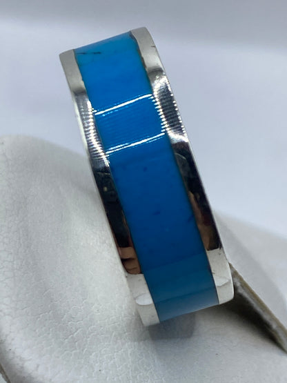 Vista superior del anillo en caja de presentación, turquesa azul cielo brillante