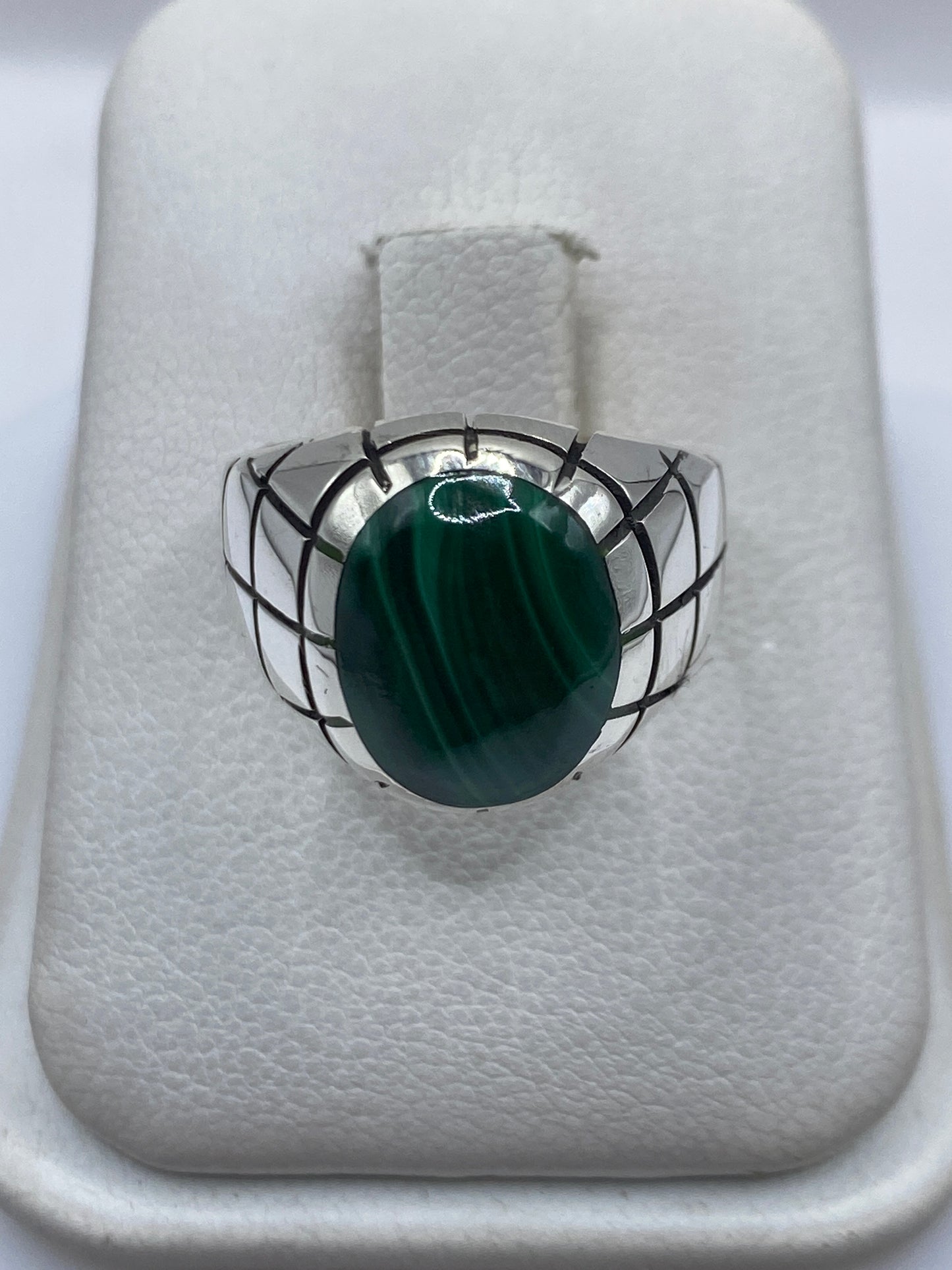 Anillo de plata .925 con malaquita verde en patrón geométrico grid sobre anillo blanco