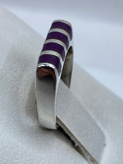 Detalle del anillo minimalista de Taxco en dedo, acabado brillante