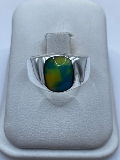 Anillo de plata .925 con piedra amarilla engastada en montura geométrica, vista frontal