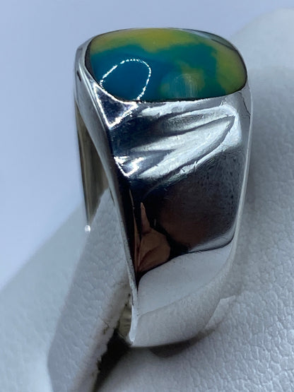Anillo en la mano mostrando la tonalidad cálida de la piedra contra la plata .925