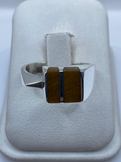 Anillo de plata .925 con piedra cafe engastada, visto de frente