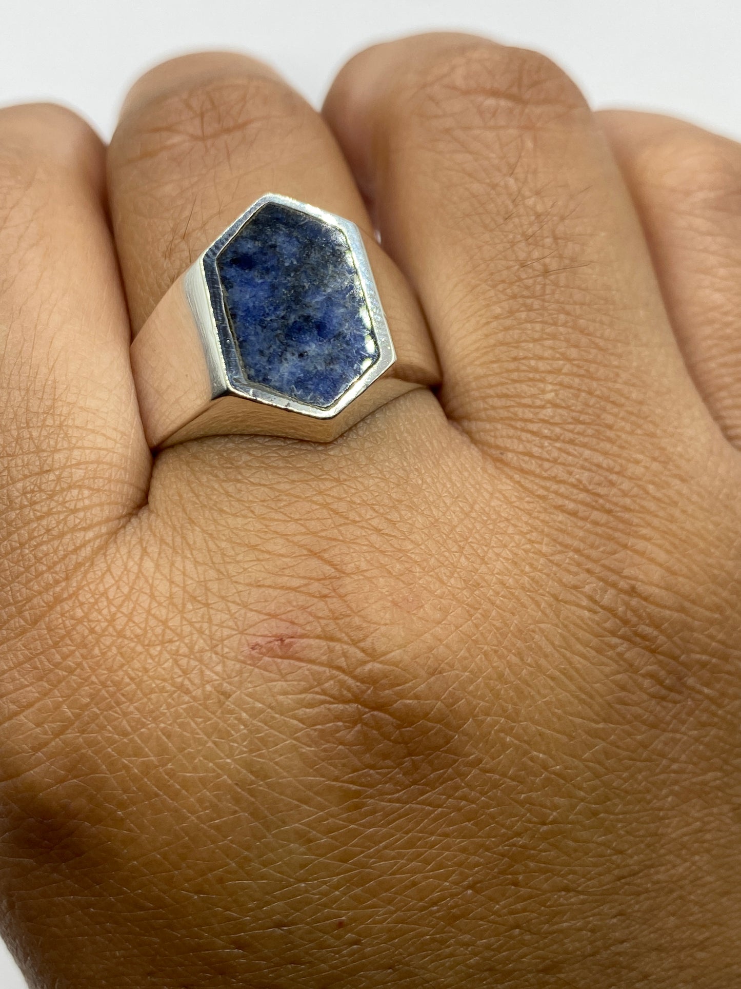 Anillo sobre escala de precisión mostrando 11.9 gramos de plata auténtica