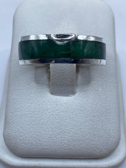 Anillo de plata .950 con piedra verde engastada a mano, vista superior en dedo