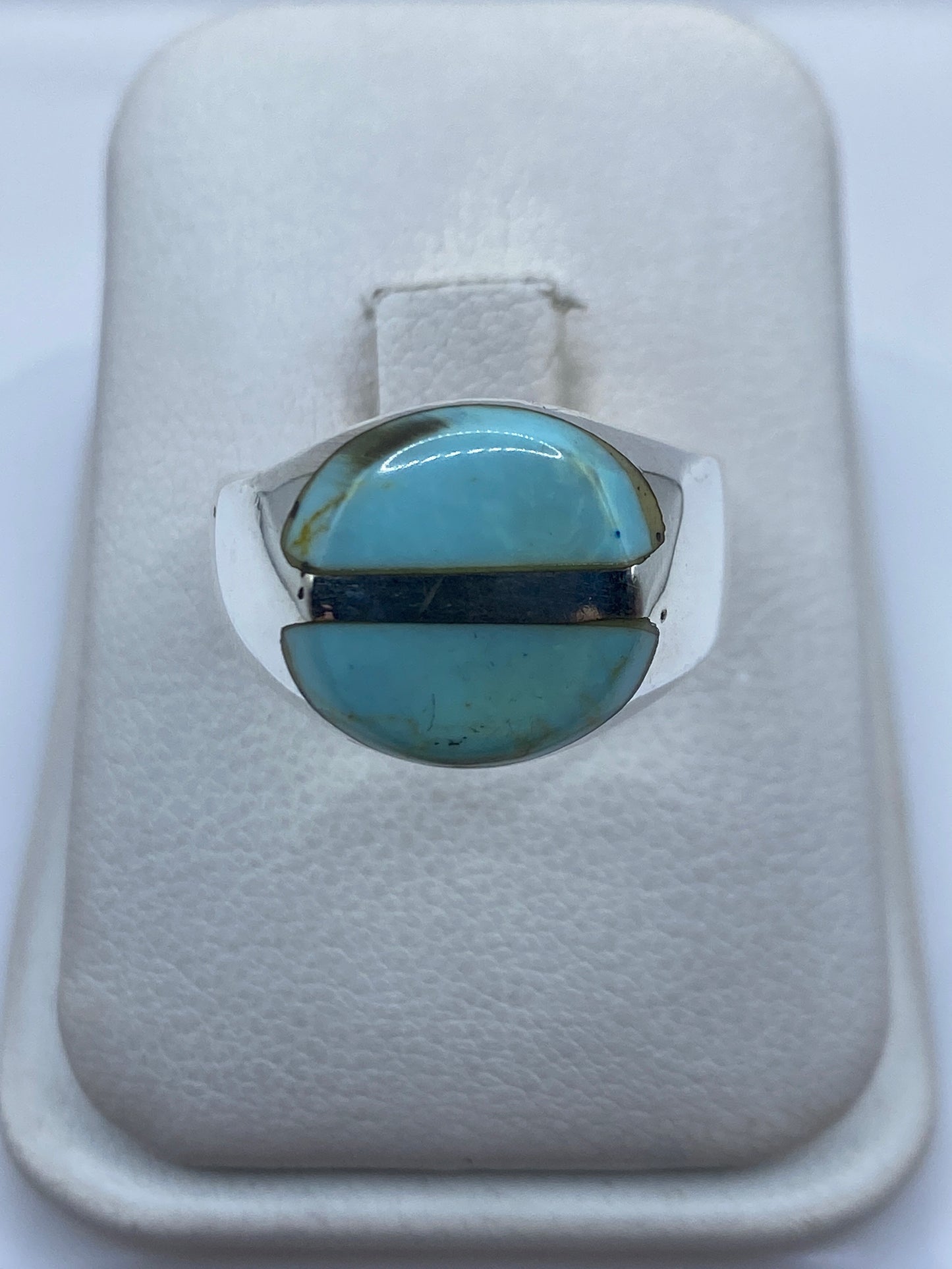 Anillo de plata .925 con turquesa azul cielo engastada, visto de frente en estuche blanco