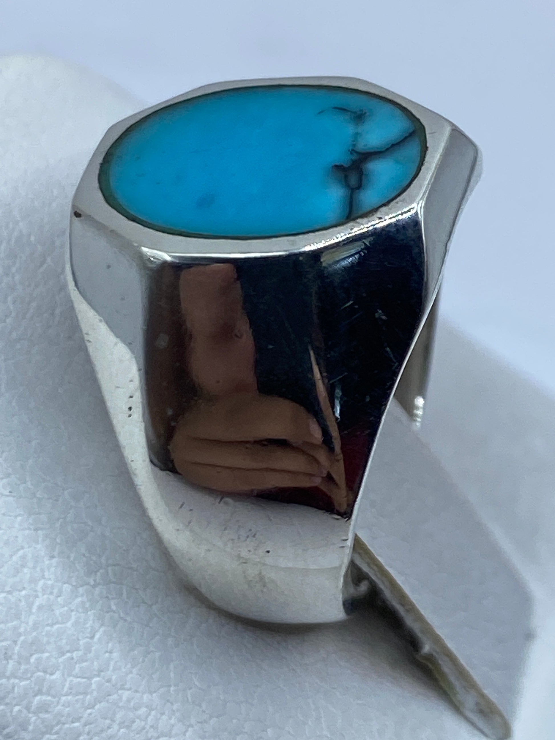 Anillo de turquesa azul cielo en dedo, mostrando el color natural y las vetas características