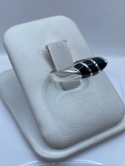 Vista lateral del anillo de plata .925 con ónix negro, mostrando el perfil del engaste