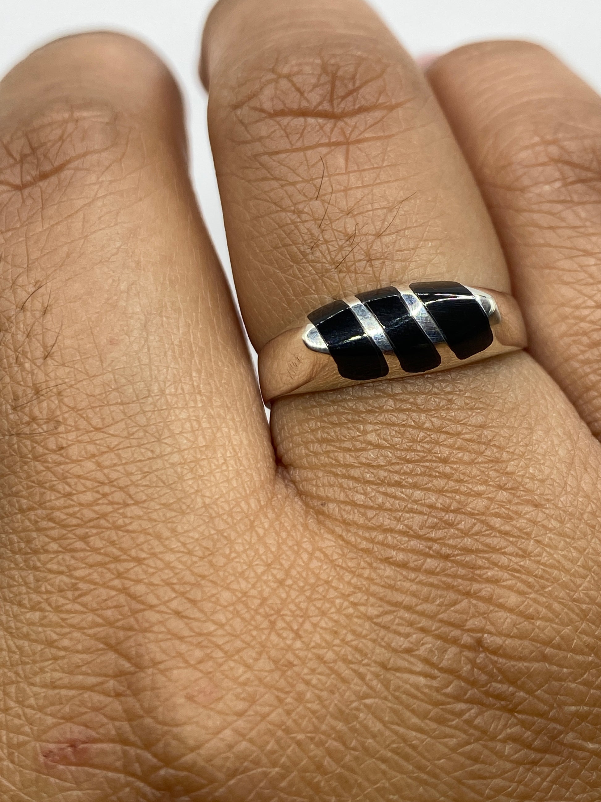 Anillo sobre fondo gris, mostrando el Quinto .925 y el peso de 3 gramos en báscula