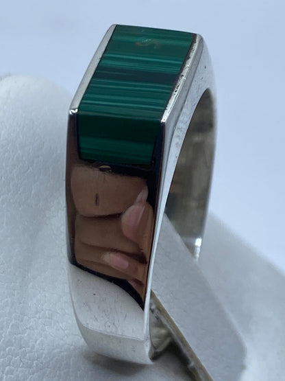 Detalle del engaste a mano de la malaquita verde en plata .925