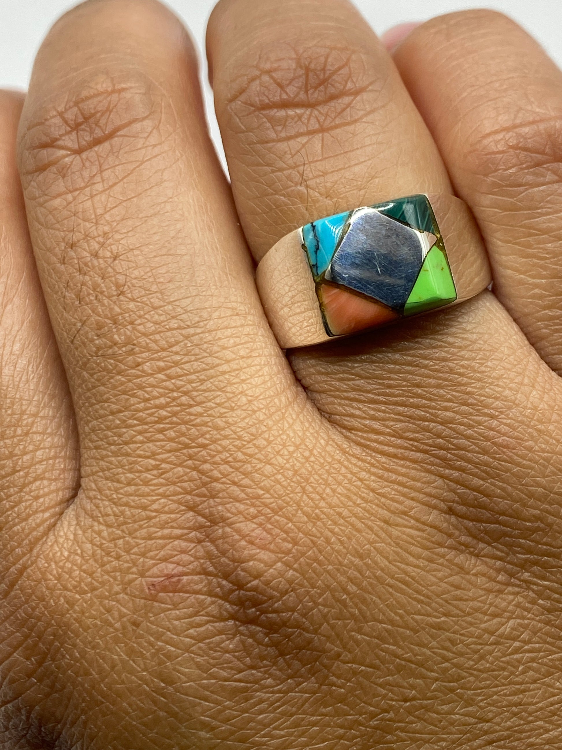 Anillo sobre fondo blanco mostrando el Quinto .925 en el interior