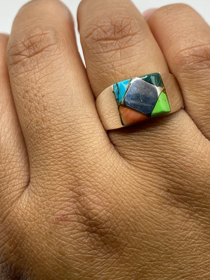Anillo sobre fondo blanco mostrando el Quinto .925 en el interior