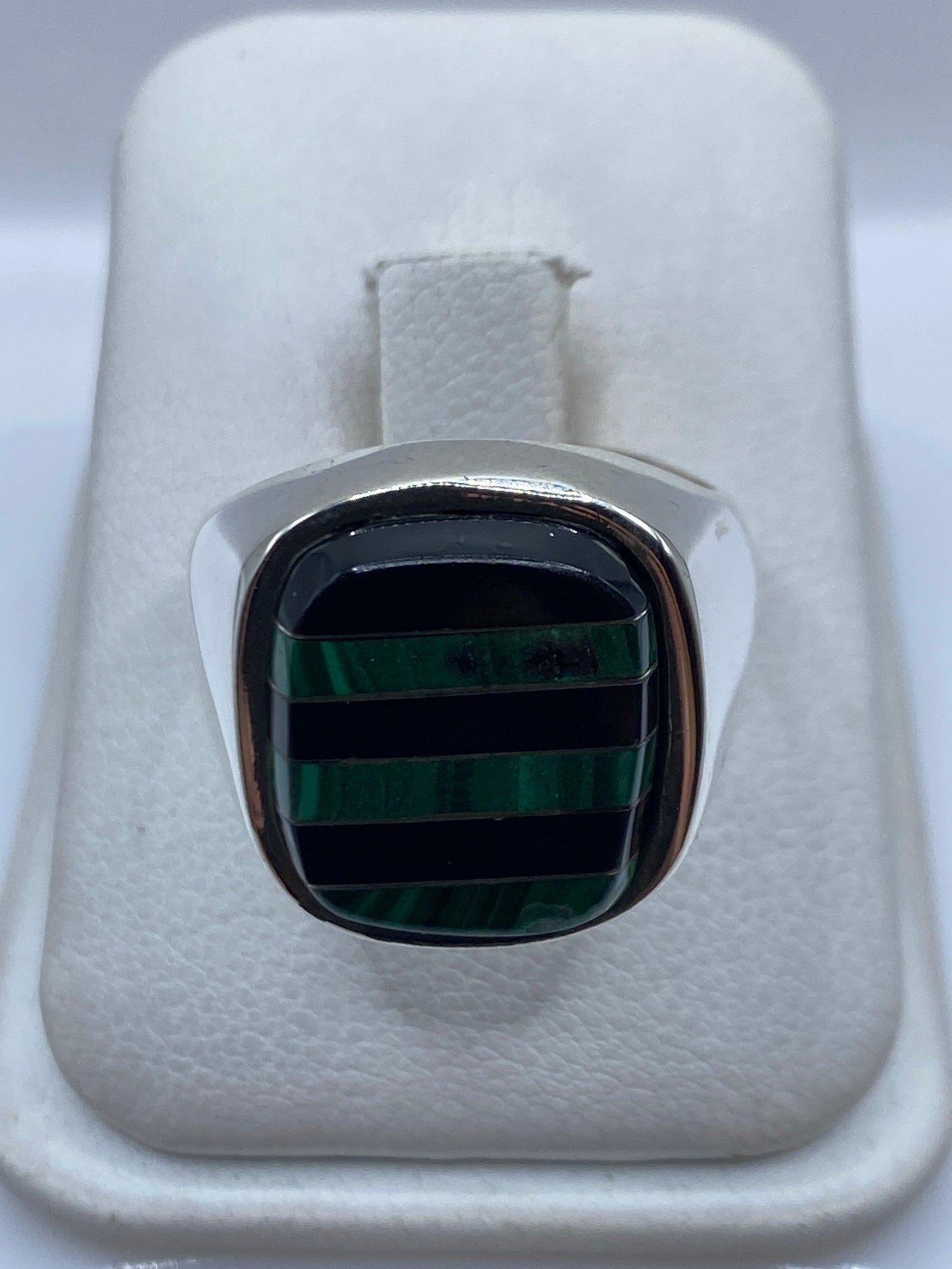 Anillo de plata .925 con turquesa verde engastada, vista frontal en estuche