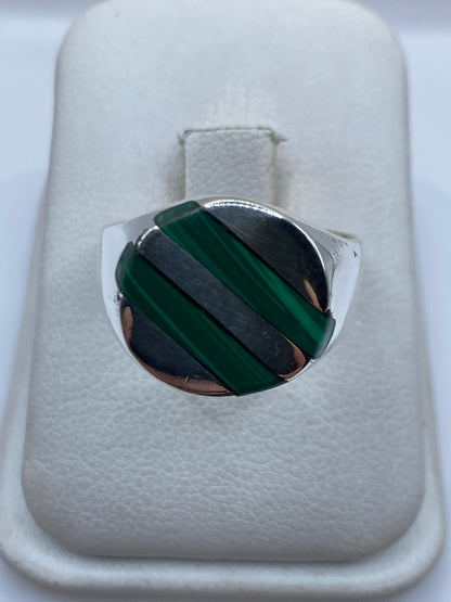 Anillo de plata .925 con malaquita verde engastada, visto de frente en estuche blanco