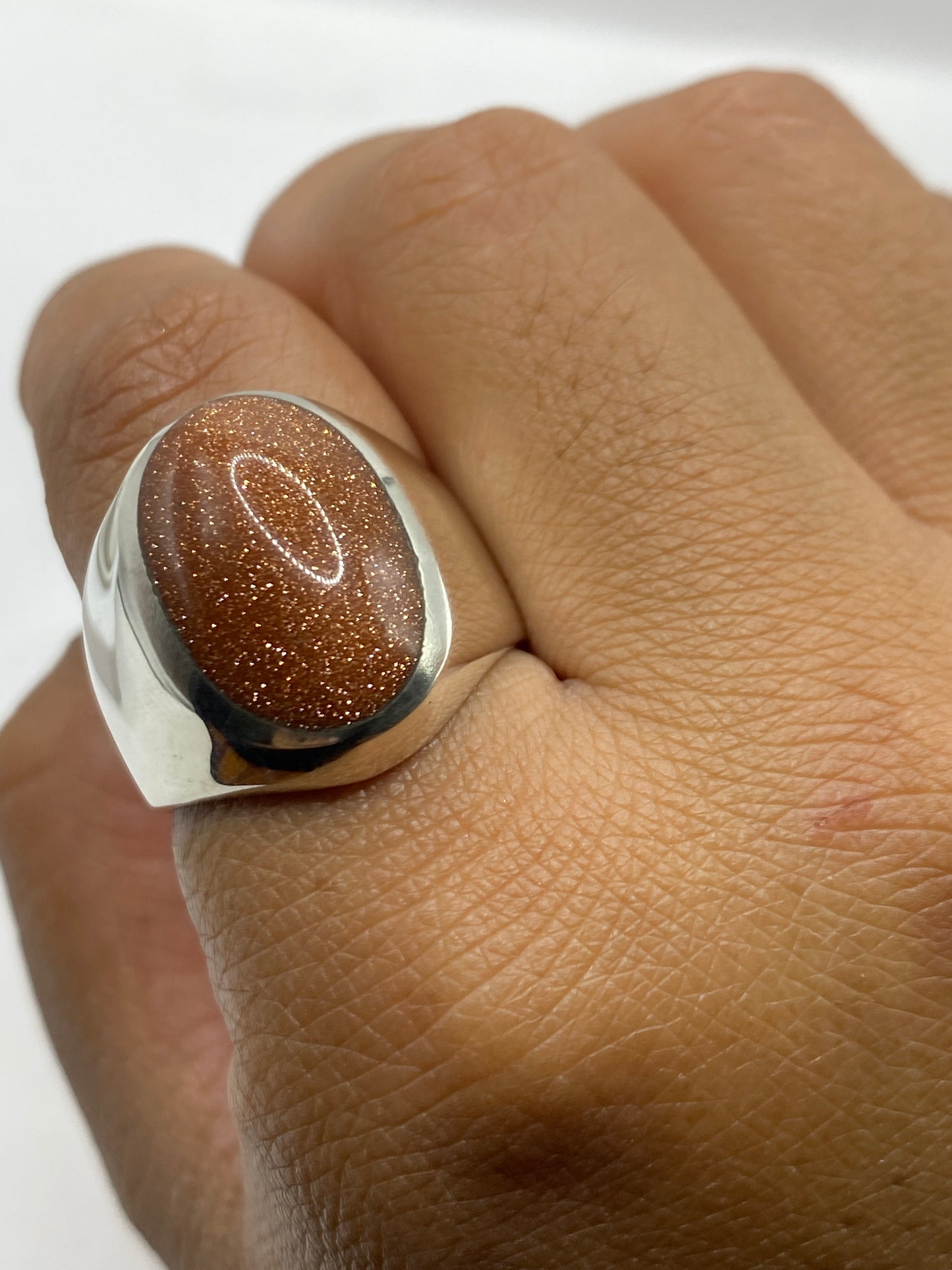 Anillo sobre fondo gris mostrando el Quinto 925 en la banda