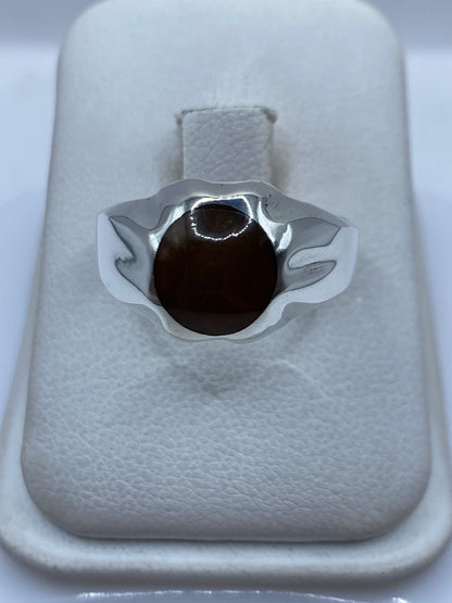 Anillo de plata solitario con piedra café engastada a mano, vista frontal