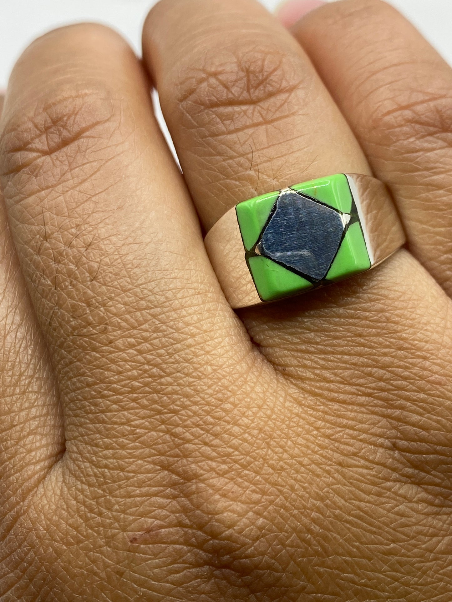 Anillo en mano femenina mostrando brillo y contraste de color