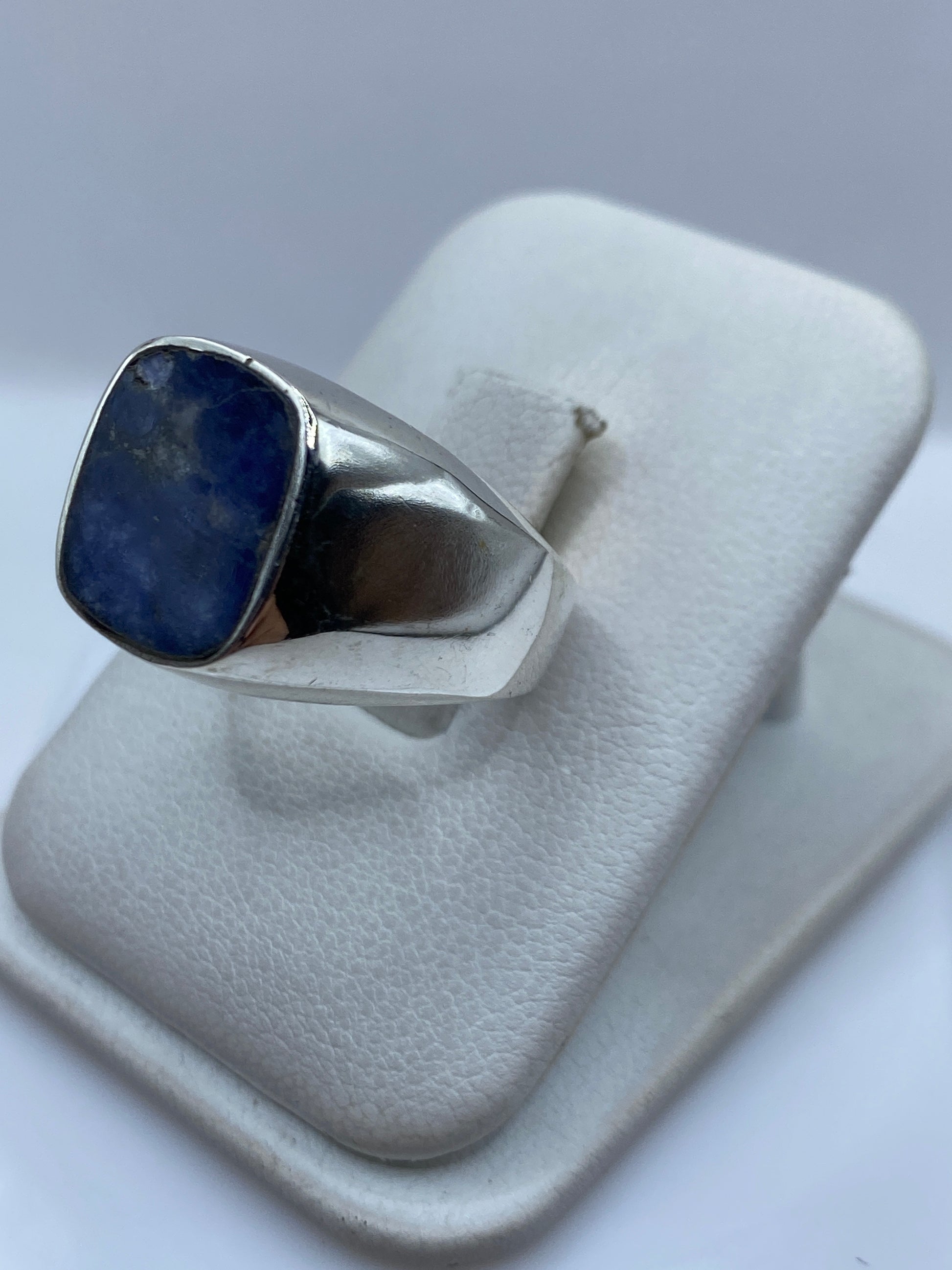 Vista lateral del anillo de plata con engaste a mano del lapislázuli