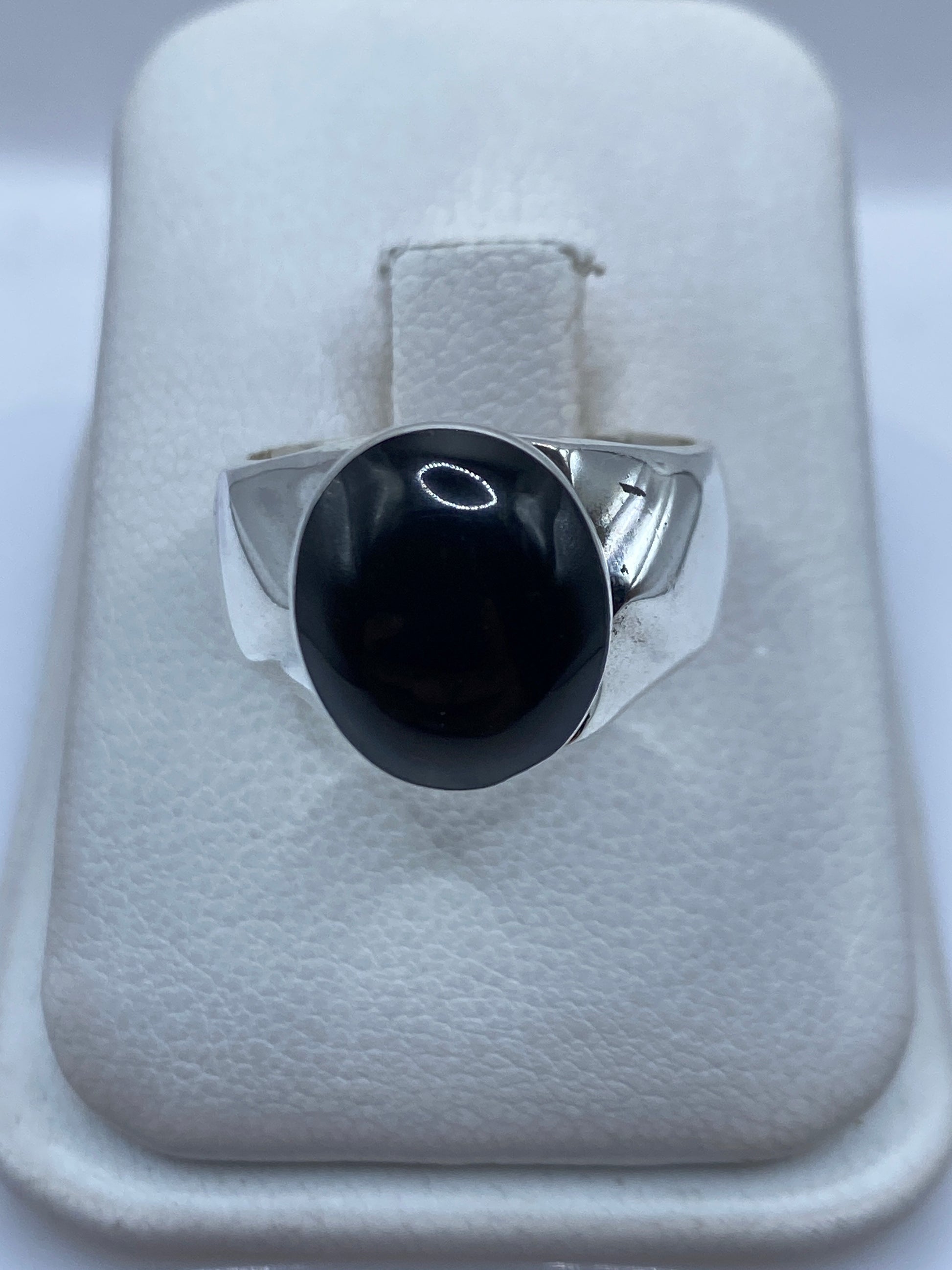 Anillo de plata .925 con ónix negro engastado en montura sólida
