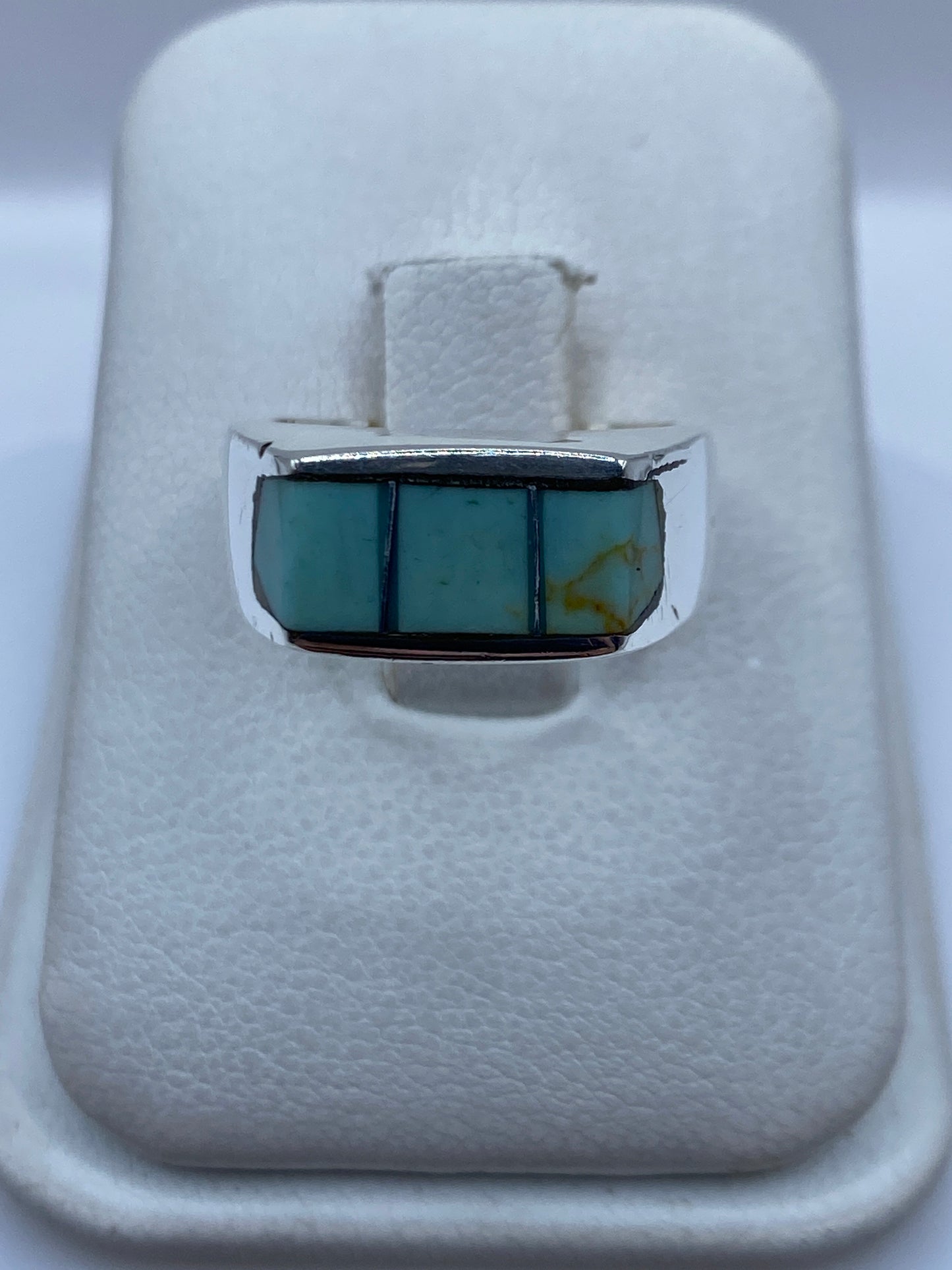 Anillo de plata .925 con tres bloques de turquesa azul cielo engastados en línea, sobre fondo blanco
