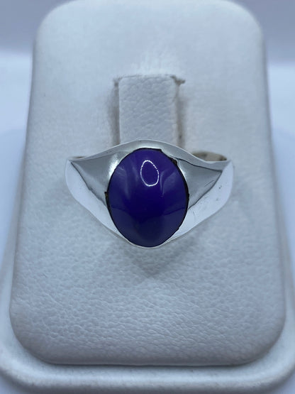 Anillo de plata .925 con piedra morada ovalada engastada, en estuche blanco