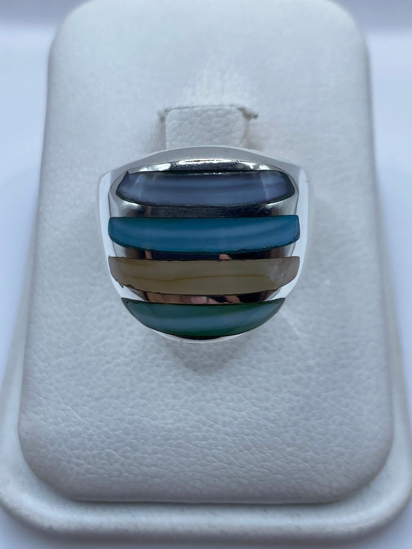 Anillo de plata con piedras multicolor engastadas en bandas horizontales, vista superior