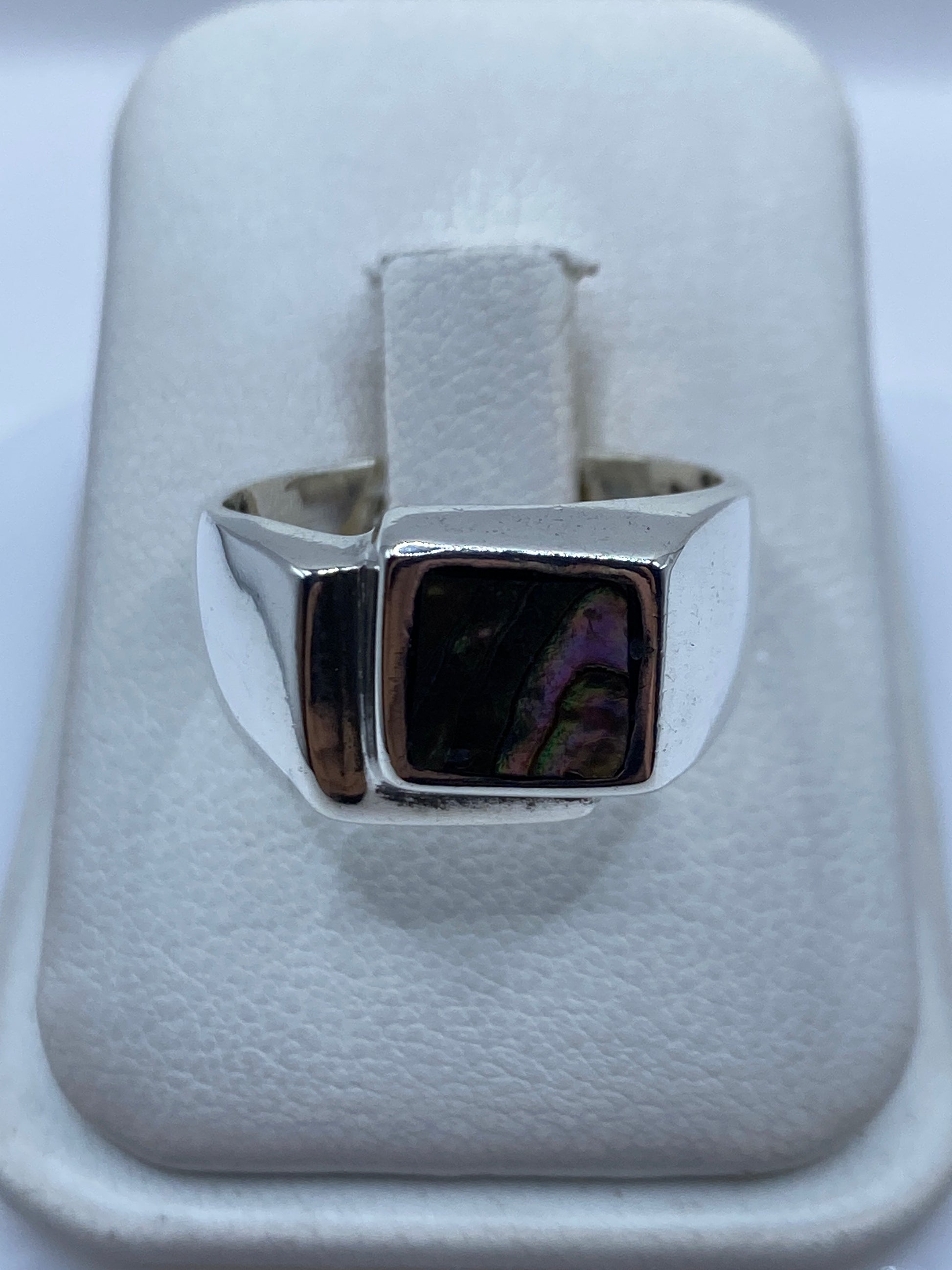 Anillo de plata .925 con piedra engastada a mano, vista frontal en estuche