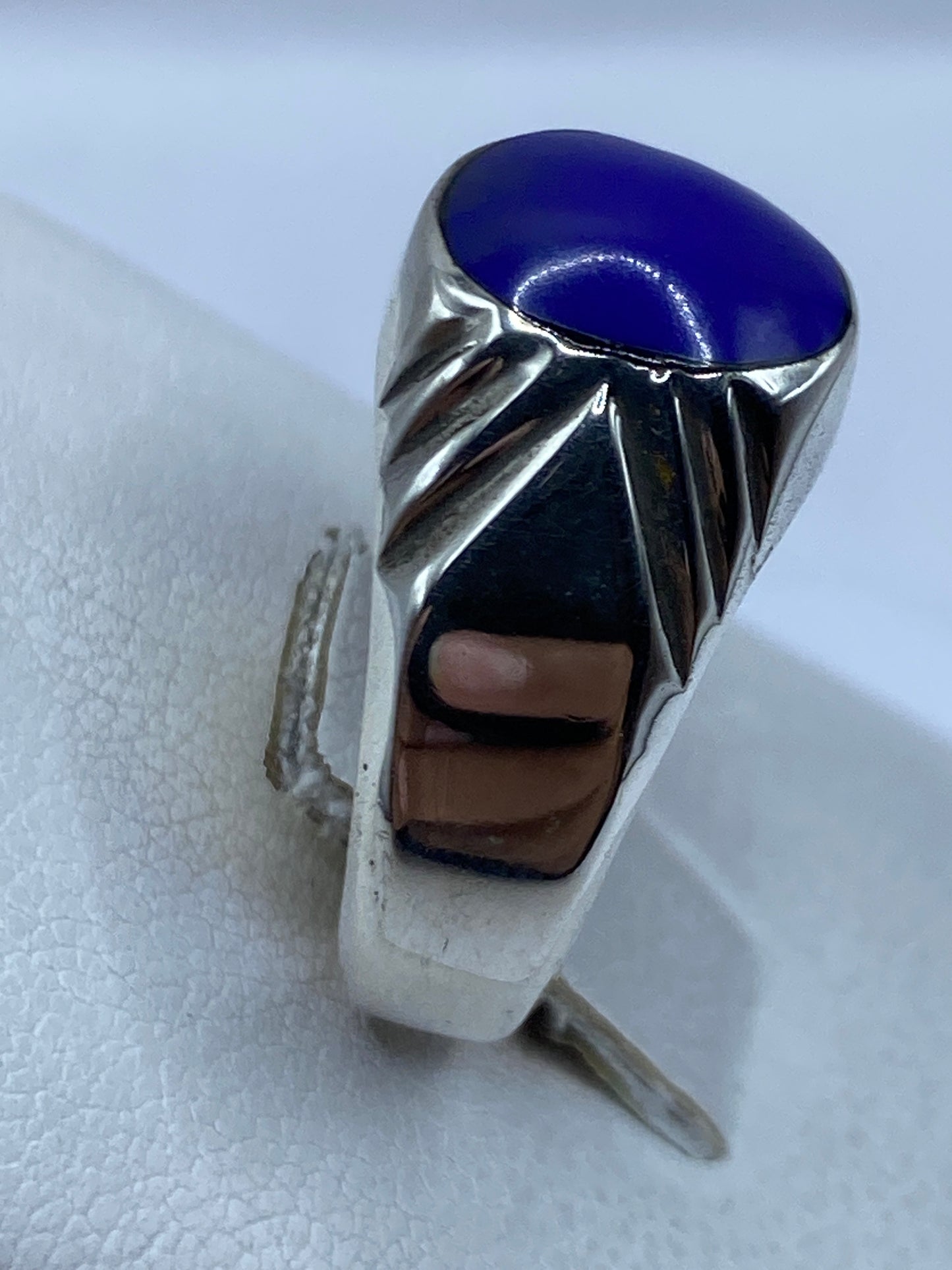 Detalle del engaste a mano de la piedra azul en plata de Taxco