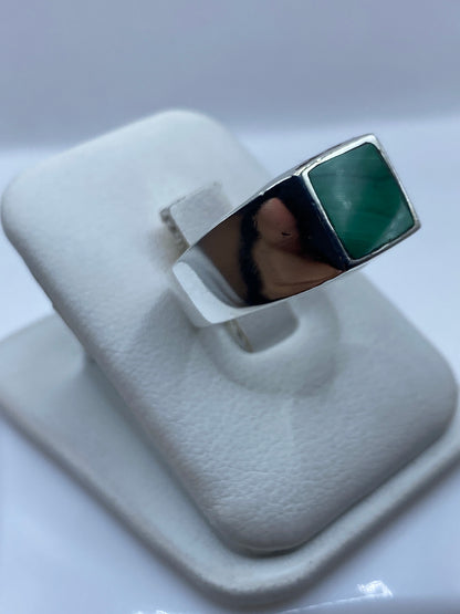 Detalle de la malaquita verde con vetas naturales en el engaste de plata .925