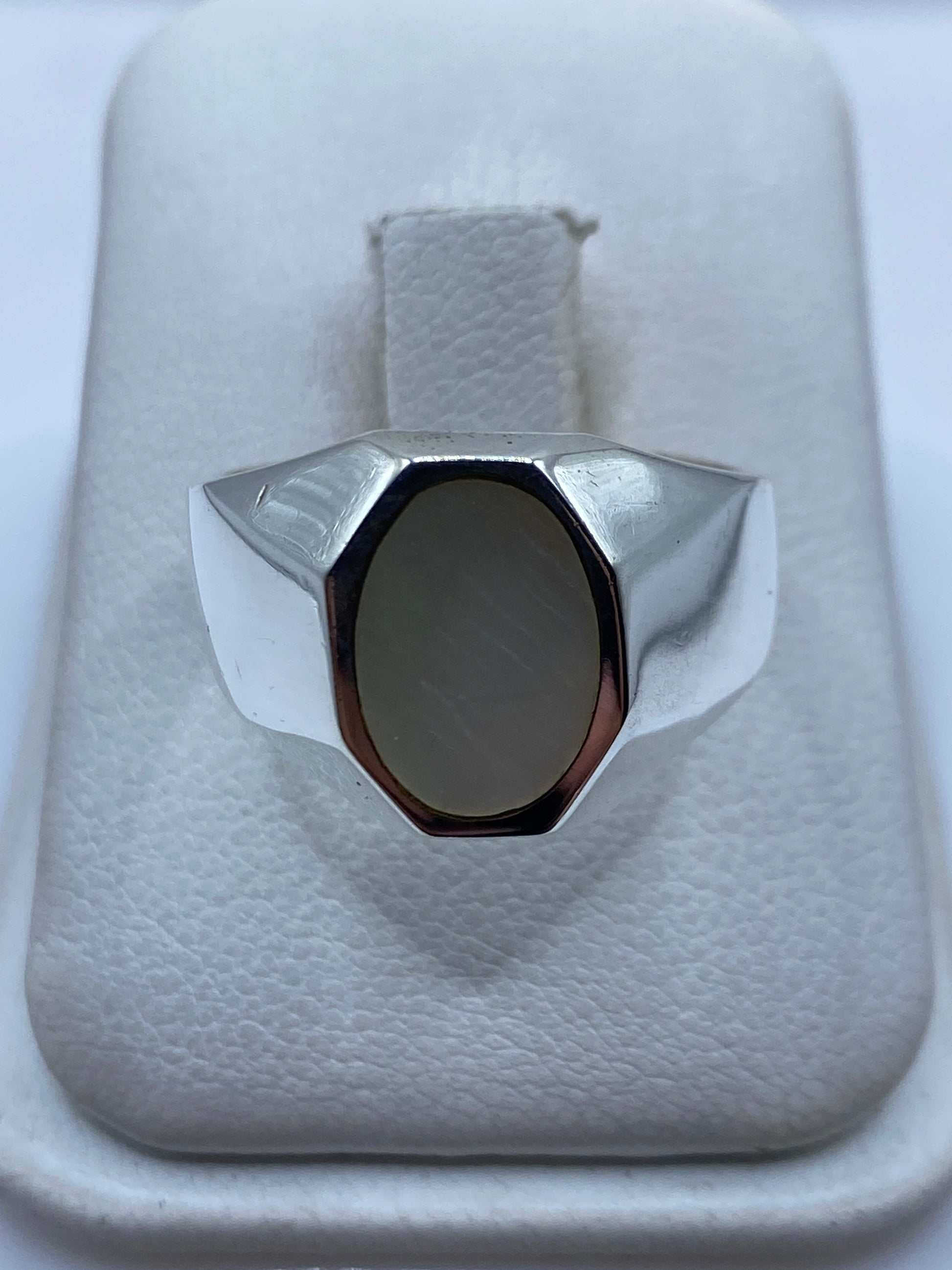 Anillo de plata .925 con perla blanca engastada en diseño geométrico, visto desde arriba