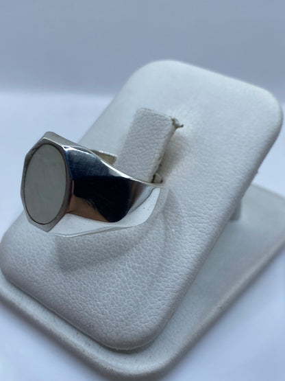 Anillo de perla en plata Taxco mostrando la banda sólida y el engaste a mano