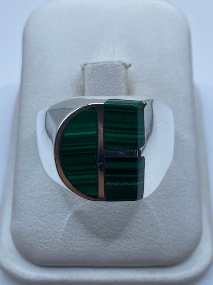 Anillo de plata .925 con malaquita verde en engaste geométrico sobre fondo blanco