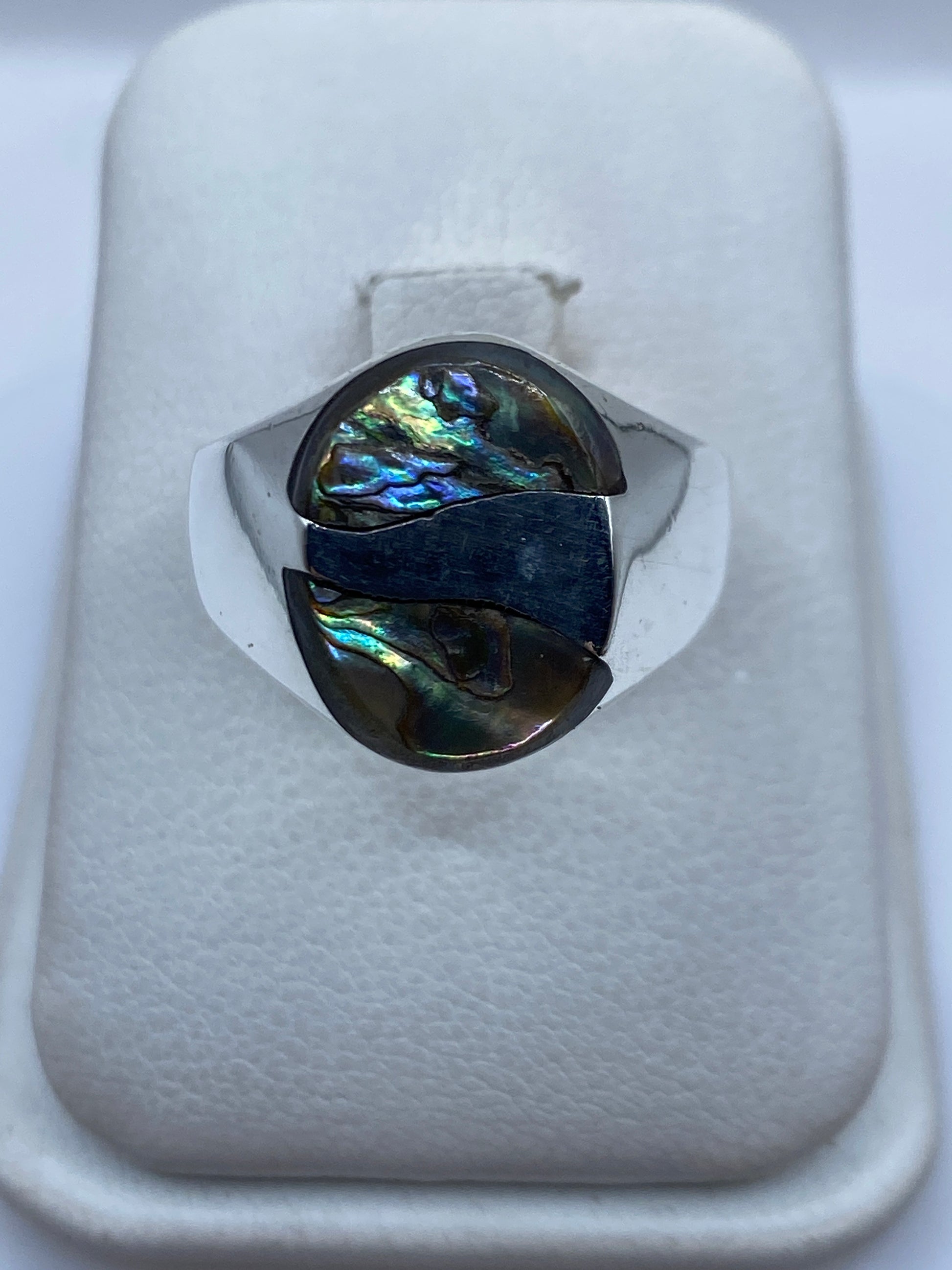 Anillo de plata .925 con piedra engastada a mano, vista frontal sobre terciopelo blanco