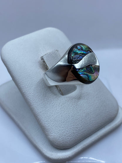 Lado del anillo mostrando la banda de plata pulida y el engaste de la piedra